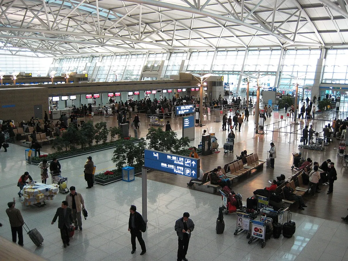 인천국제공항 출국장의 체크인 카운터와 대기 공간의 모습입니다.