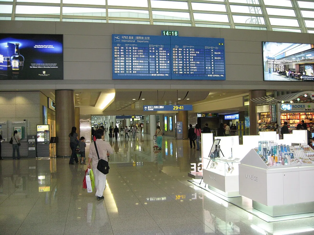 여행객들로 활기찬 인천국제공항 출국장의 모습입니다.